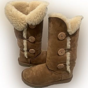 UGG 1016227 Bailey Button Triplet II Size 8 Women's Boots - Chestnut